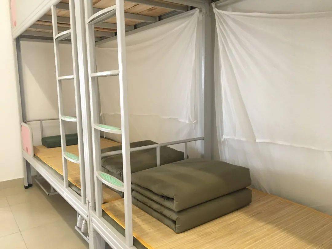 宿舍内景宿舍内景宿舍内景10校医务室学校初设两个医务室,四间隔离室