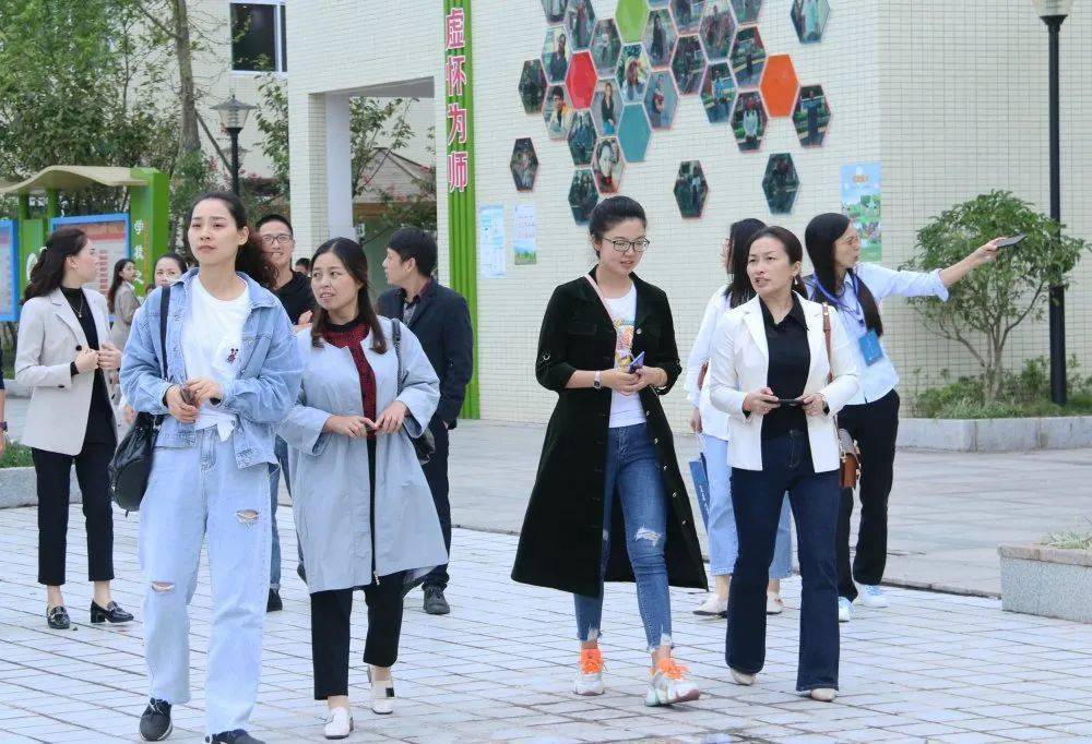 齐赴清清东湖畔 共谱教育新华章——我校刘星老师在四川省王仕斌名校长鼎兴工作室 “提升校长科研领导力”专题研讨会上示范课获好评_大竹县