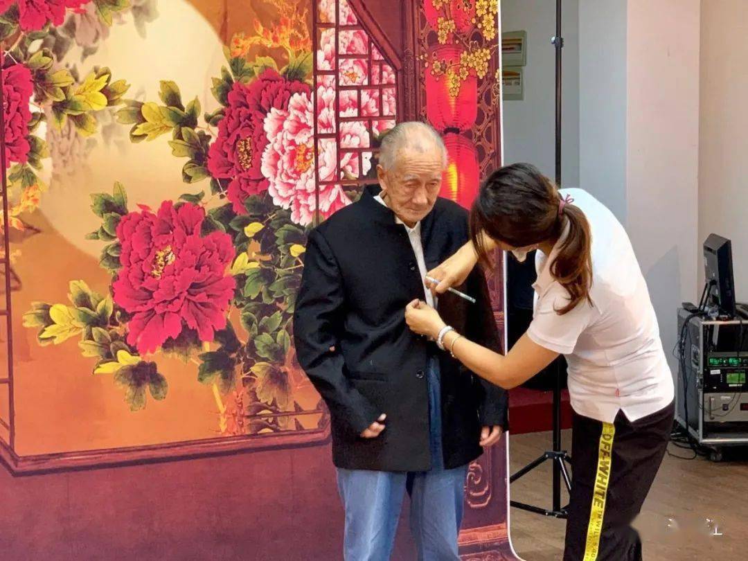 松江这家"幸福照相馆",用相机定格最美"夕阳红"