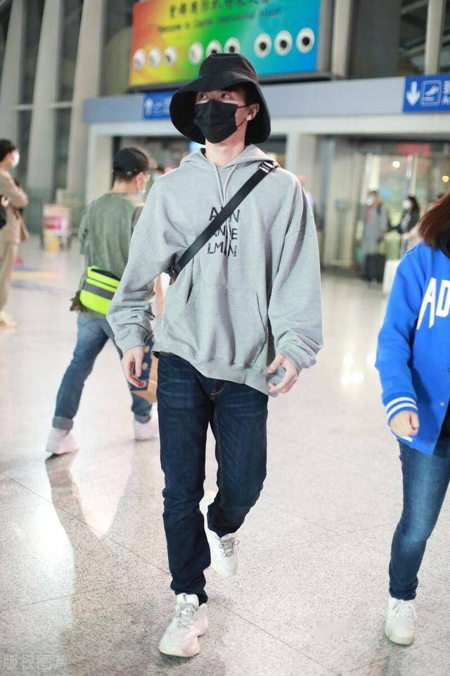 张逸杰穿灰色卫衣搭配牛仔裤渔夫帽下的小眼神亮了