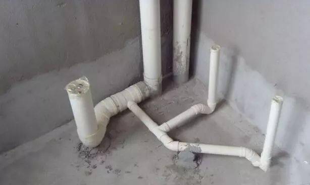 为什么卫生间并排装2根下水管?