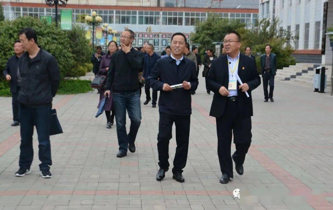 王丑缠,党工委副书记汪建平,带领教育局办公室教研室教育股电教室人事