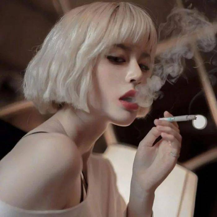 抽烟很酷的女生头像图片