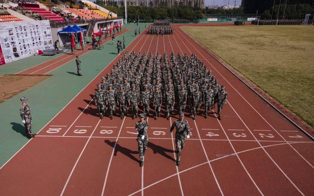 军训亮点73096部队军乐团,对刺小组,学生刺杀操,匕首操,捕俘拳,红蓝