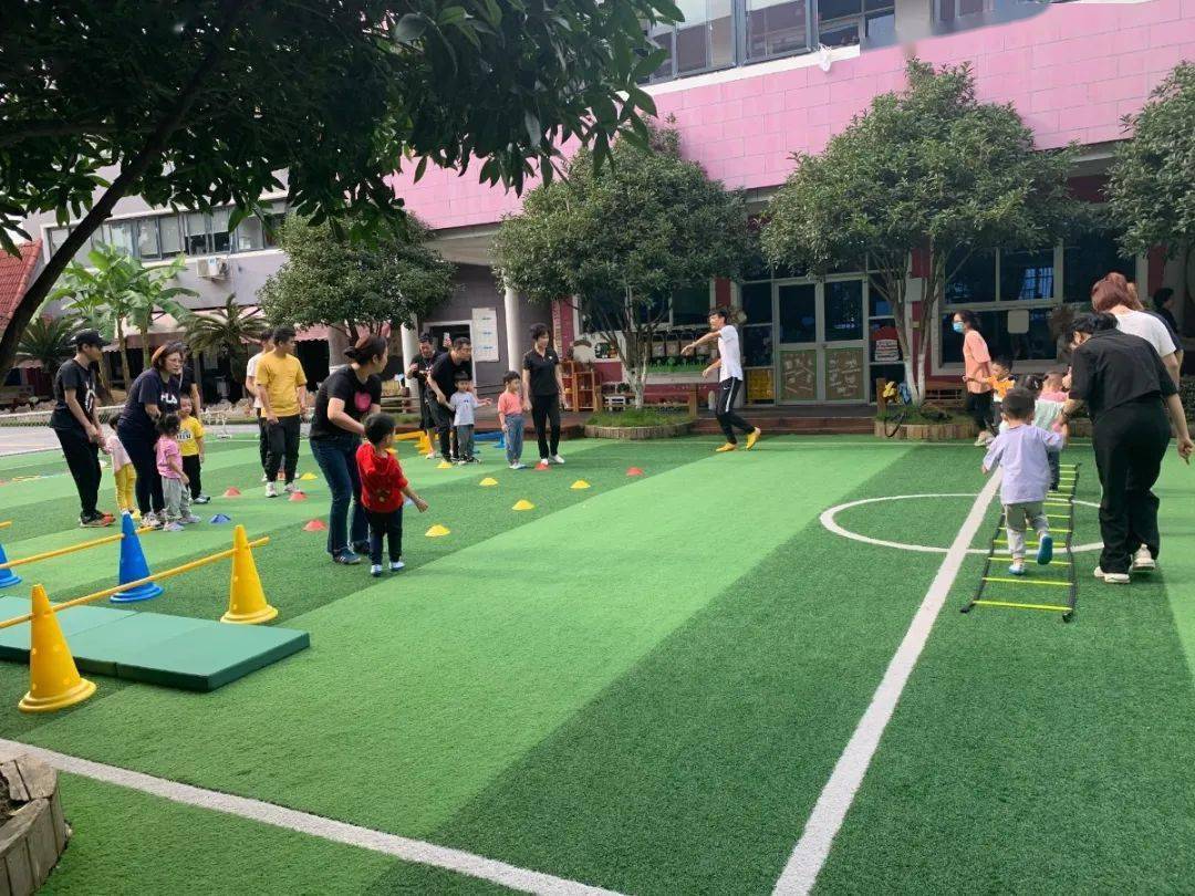 玩出新花样      报团躲避球