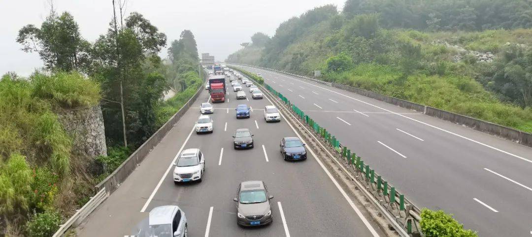 二广高速黄田至古水段,已经呈现了拥堵的路况.他们就是广宁公安交警!