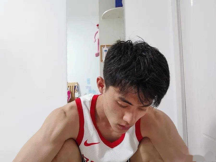 "直男手滑把自拍发到群聊…"啊啊我看到了什么!_帅哥