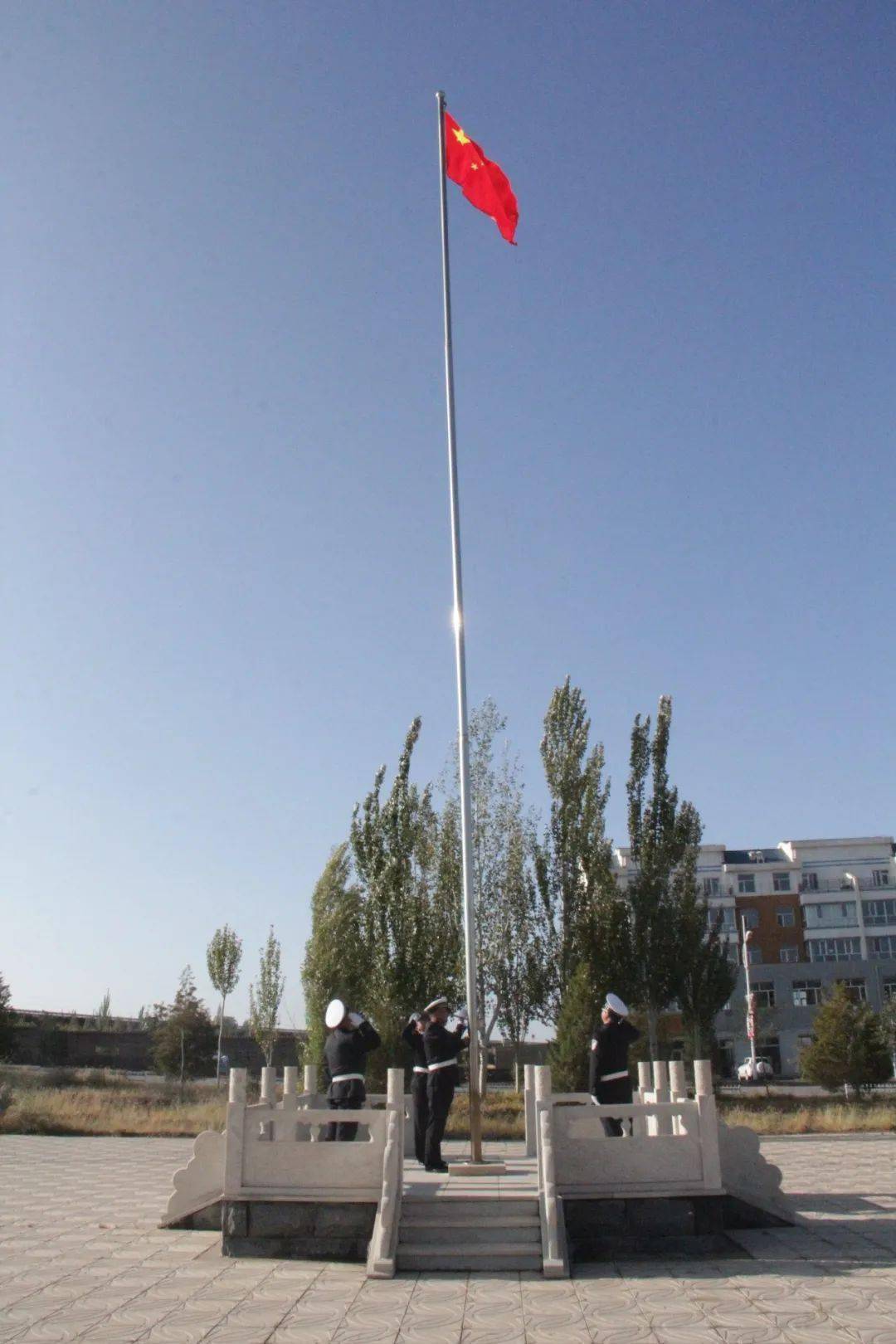 草原兒女愛祖國中華民族共團圓巴拉貢鎮舉行升國旗儀式慶祝中華人民