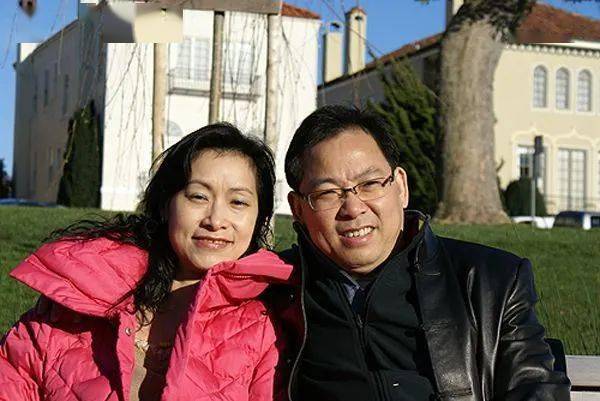 张明敏与妻子(中年)张明敏的儿子名叫张颂华,也有一副好嗓子,但是