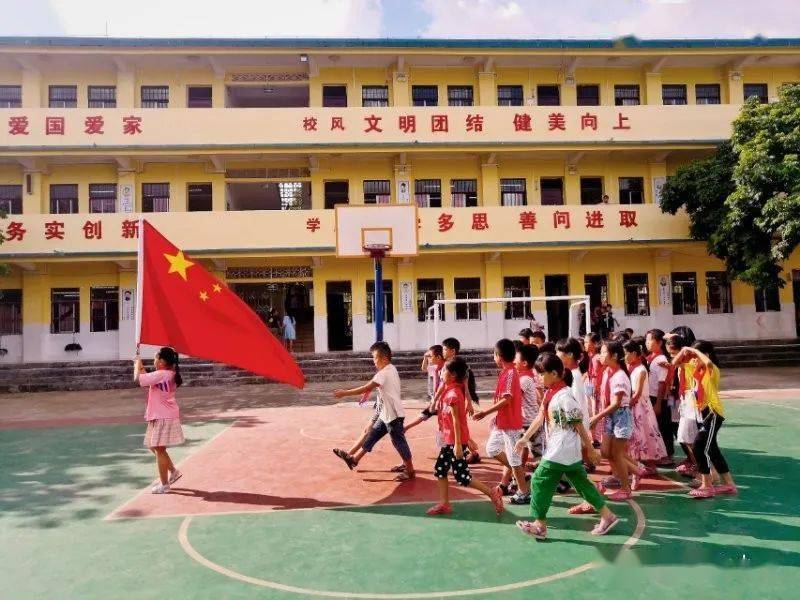 那良镇小学开展我和国旗合个影活动