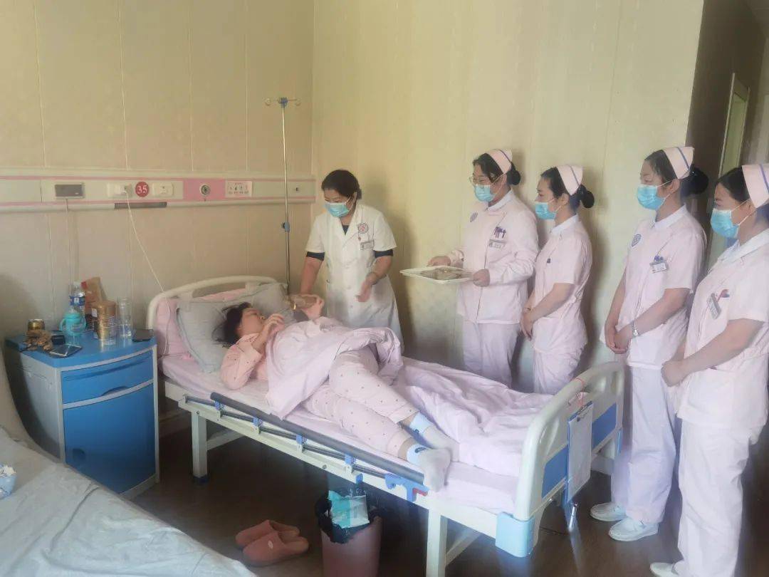 中秋送月饼和谐医患情安贞医院的病房里满是温情
