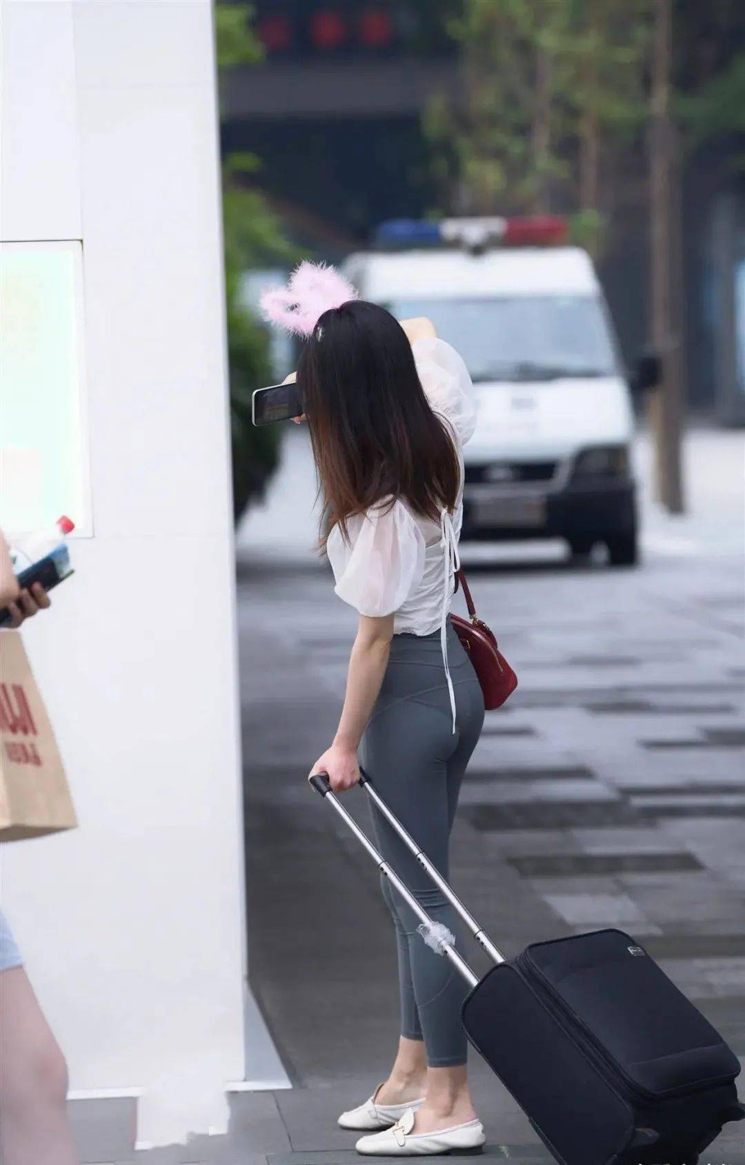 小姐姐戴"兔耳"发夹出门!白色衬衫搭配鲨鱼裤清爽减龄,戴墨镜气场十足