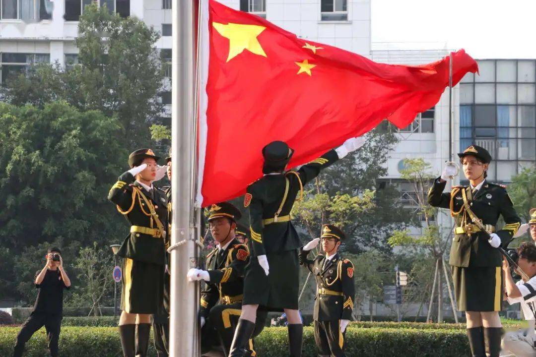 五星紅旗迎風飄揚溫州大學舉行國慶升旗儀式