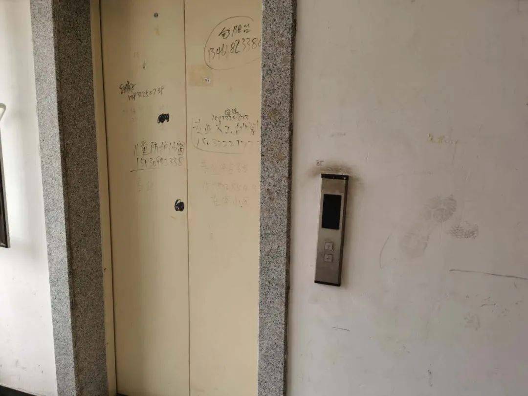 保定一小区电梯瘫痪5天业主爬25层楼回家