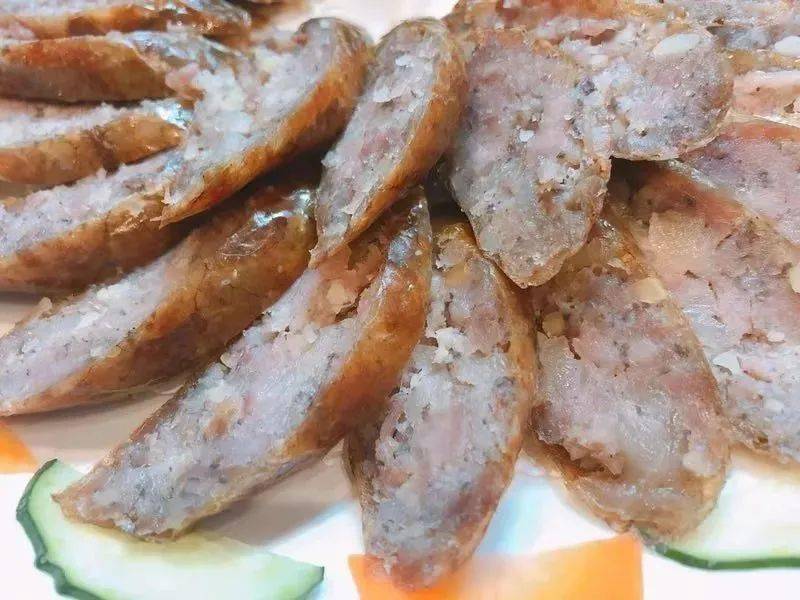 游玩以上景点就该吃午饭了,跟小编来尝尝镇隆杨桃鸭,桂花肠,香煎凼