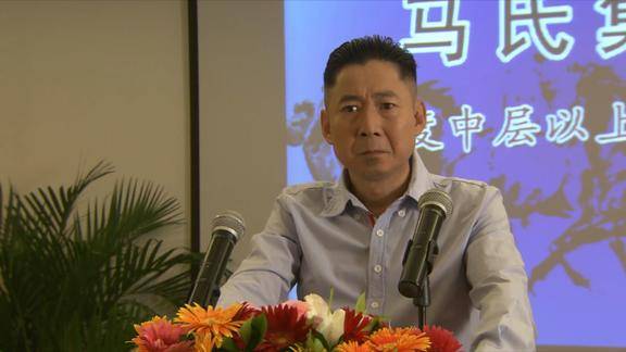 杨光夏天马跃忘带稿子上台说不出话三鞠躬手下上台一顿圆场