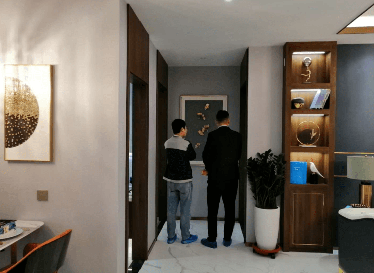 客户参观住宅样板间
