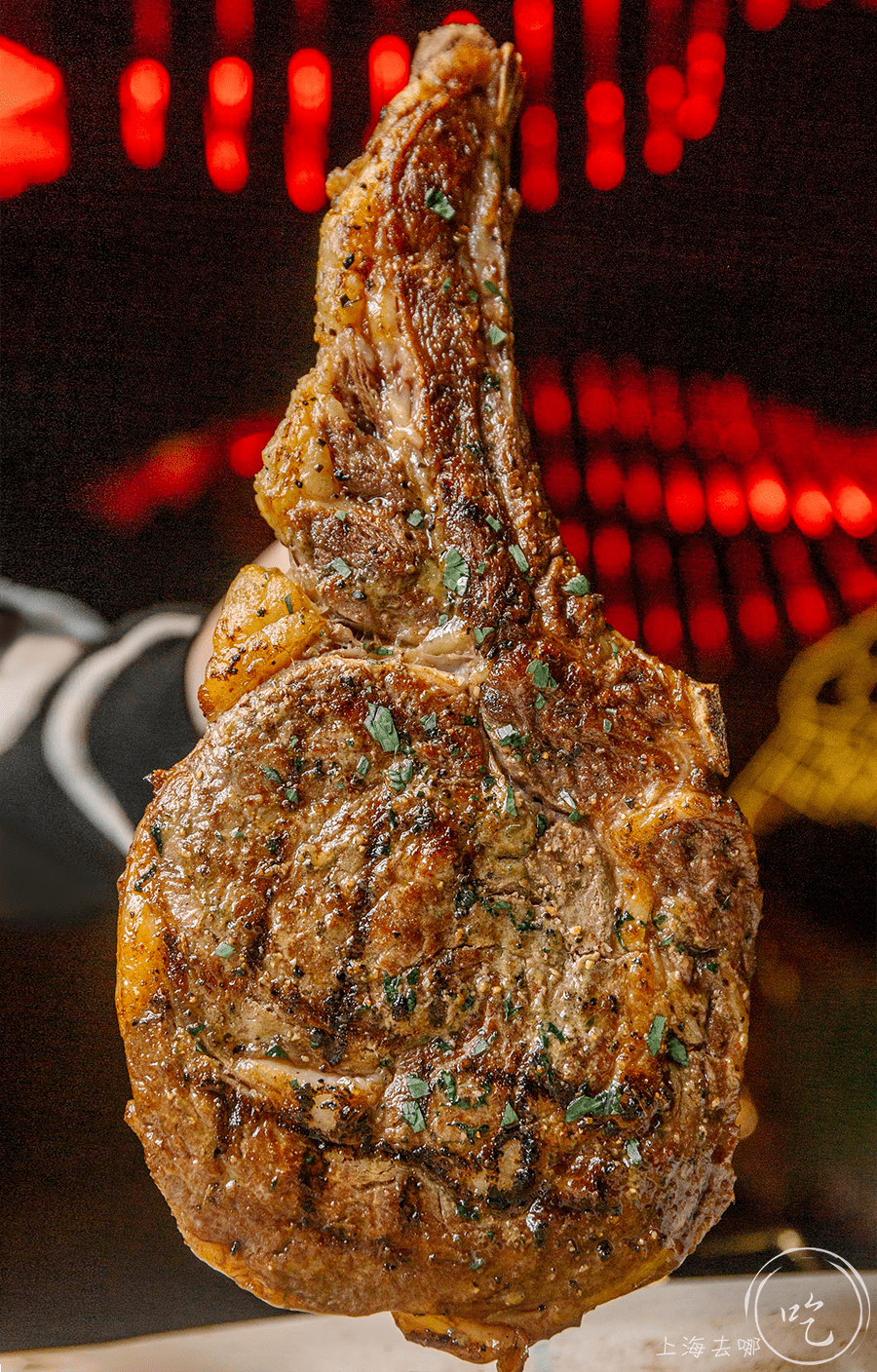 特别定制的炭烤箱,直接用木炭烤牛排!