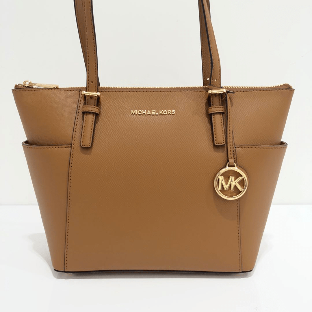 的精美五金选用手感细腻的小羊皮材质mk whitney系列信封包店铺地址