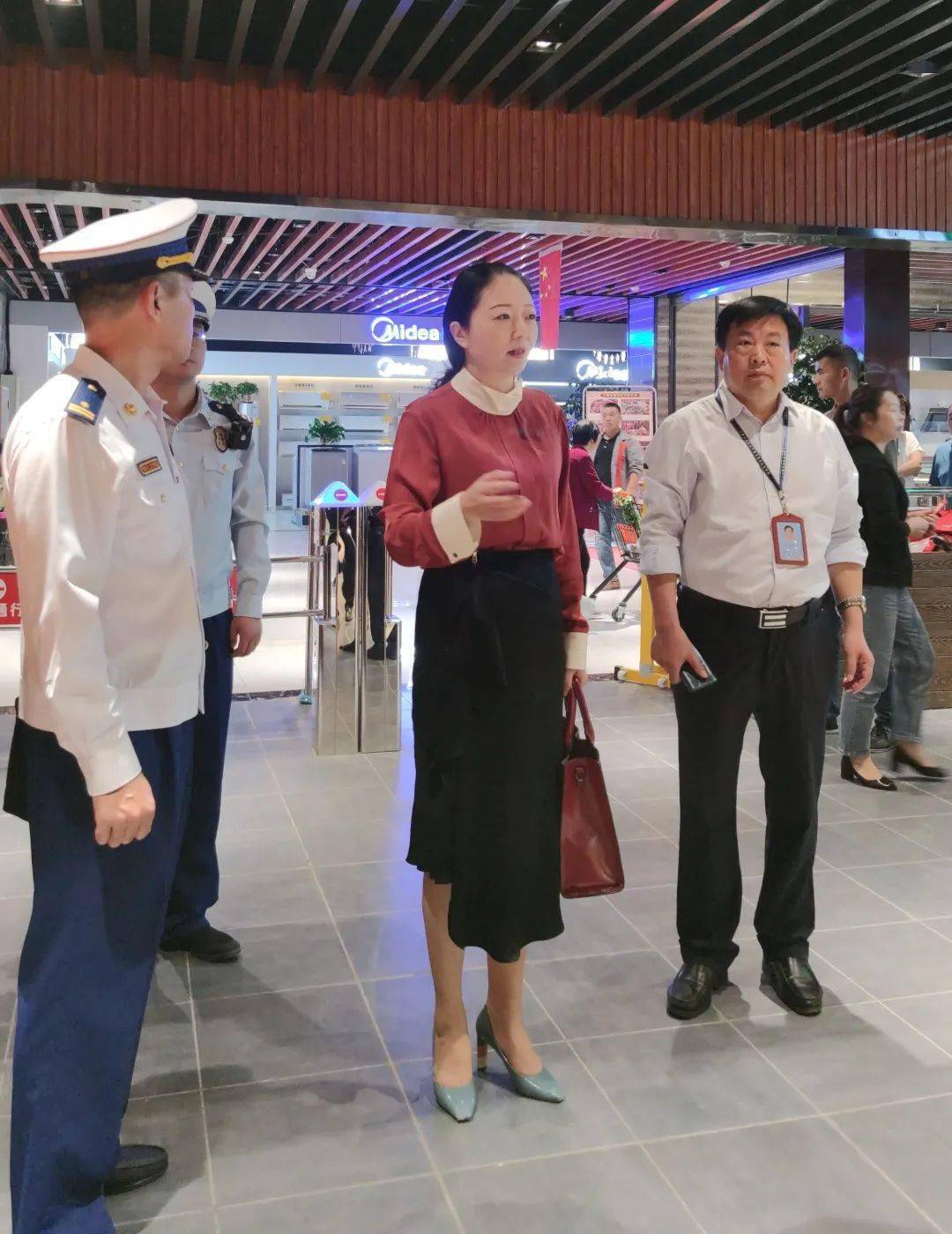 县委常委,统战部部长,县安委会副主任胡艳红一行莅临金星世纪广场视察