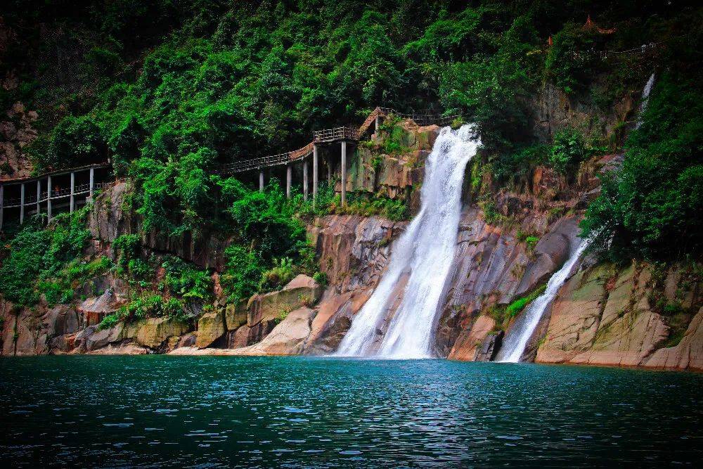 5公里,沿途可观赏龙景瀑,龙吟瀑,三叠瀑,龙卷瀑,鸳鸯瀑等形态各异的