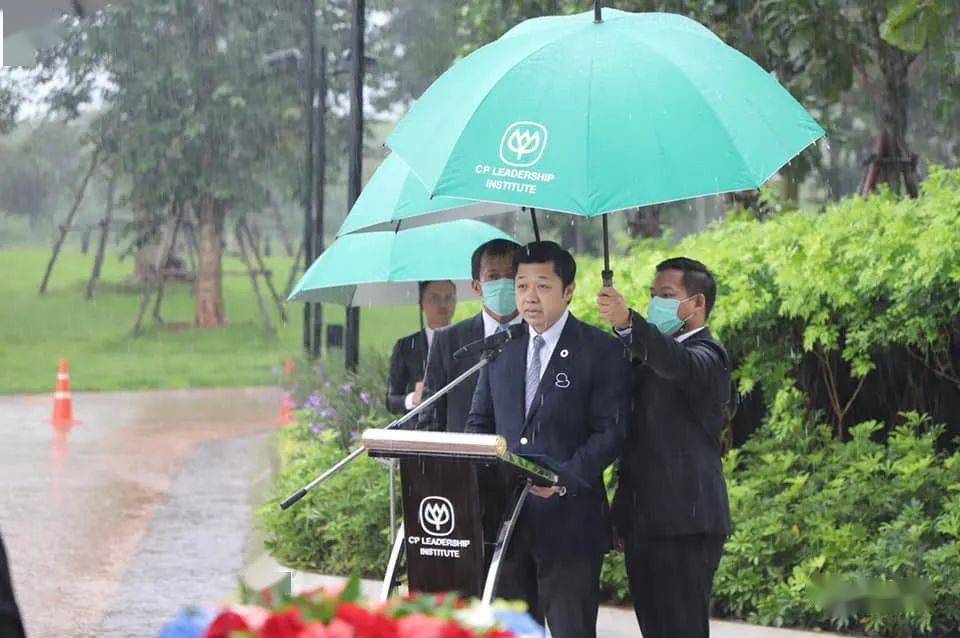 泰国"三色国旗"103岁生日,正大掌门人谢国民冒雨升旗!