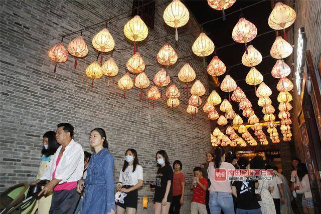 南国早报记者苏华摄当晚,南宁众多商场也举行了欢度中秋佳节的民俗