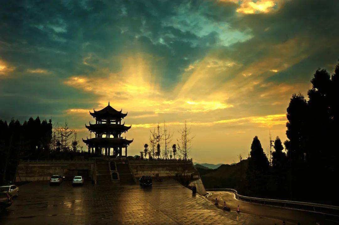 迎国庆度中秋什邡蓥华镇红旗飘飘再添新颜