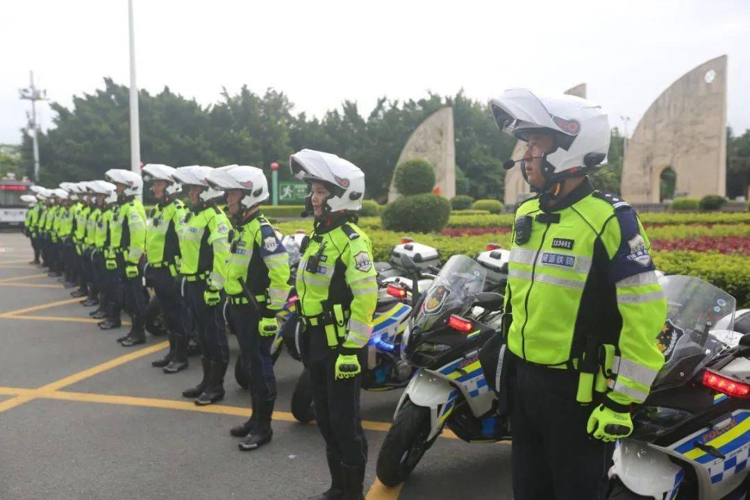 河源交警鐵騎亮相雙節安保網友鐵騎女神