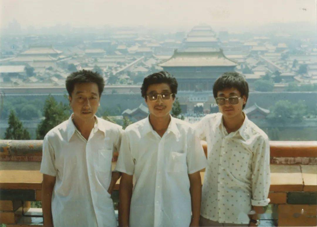 作者(右一)与同事高飞(中),杜仓摄于北京(1989年).