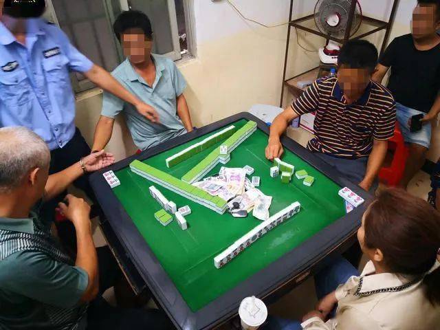 大祸!钦州乡镇一帮男女在深山做这事,被警方一窝端了…_赌场