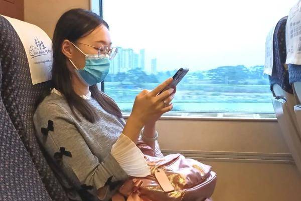 铁路妹子双城记:动车上的幸福甜蜜_萧嘉茵