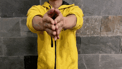 双脚与肩同宽,蹲马步,双手握空拳,从膝关节内上方开始,四拍,敲至腹股