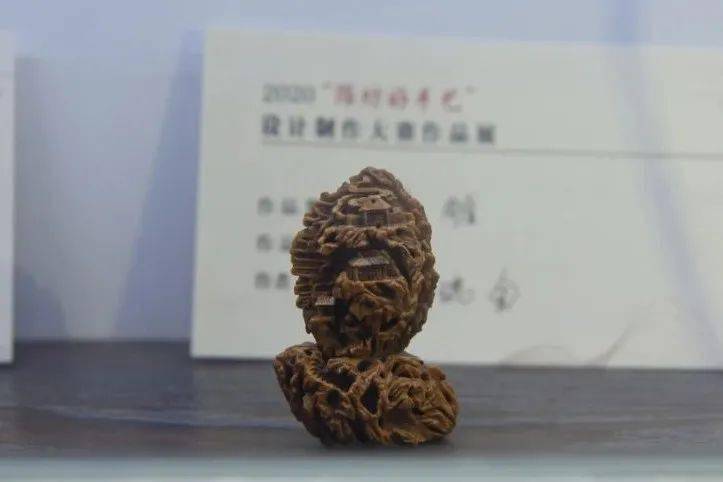 惊绝!潍坊顶级核雕作品亮相,一颗颗桃核居然能雕成这样!-搜狐大视野-搜狐新闻