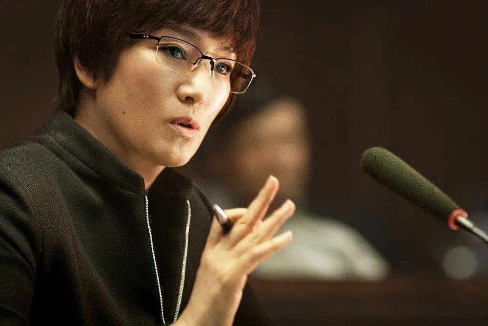 拍摄现场,从左至右:导演陈可辛,郎平女儿白浪(剧中饰演青年郎平),郎平