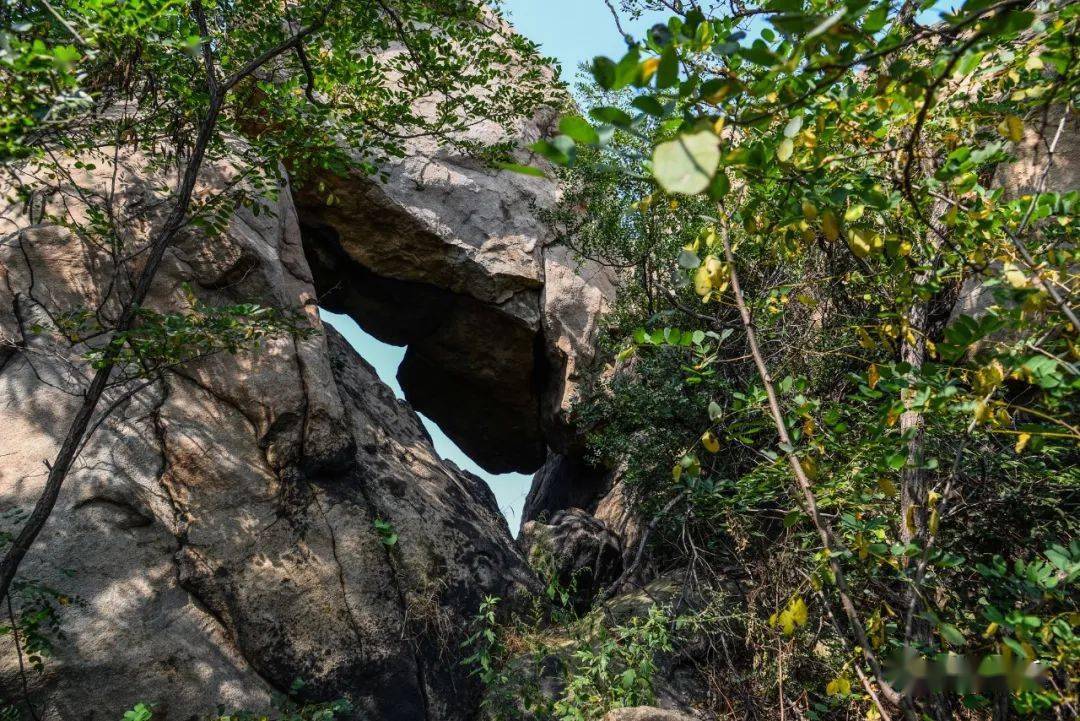 清康熙《章丘县志61卷首61八景图》记载:"东陵山,在县东南四十余