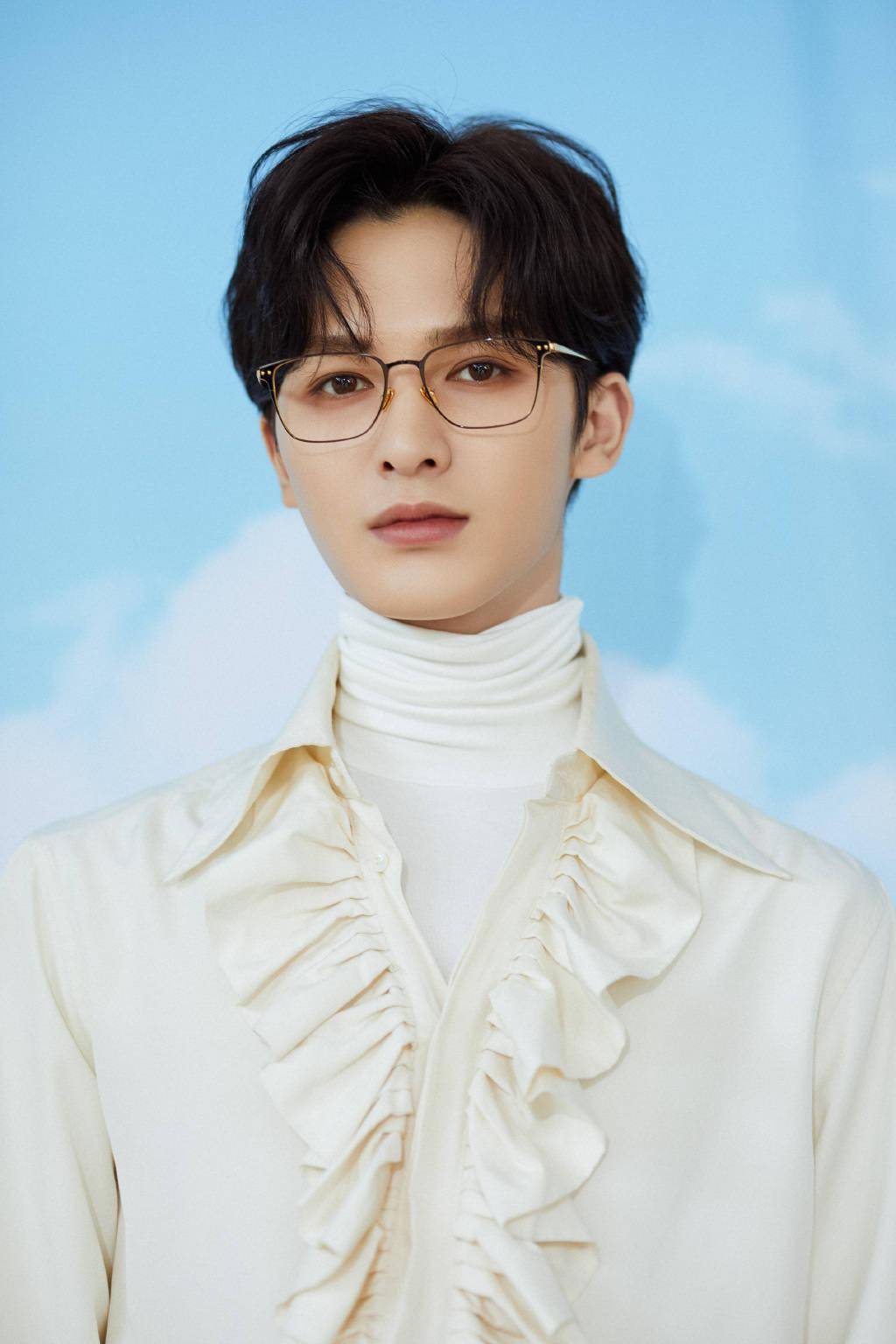 大明星朱正廷半夜神秘出行好兄弟共同庆祝一周年毕业快乐