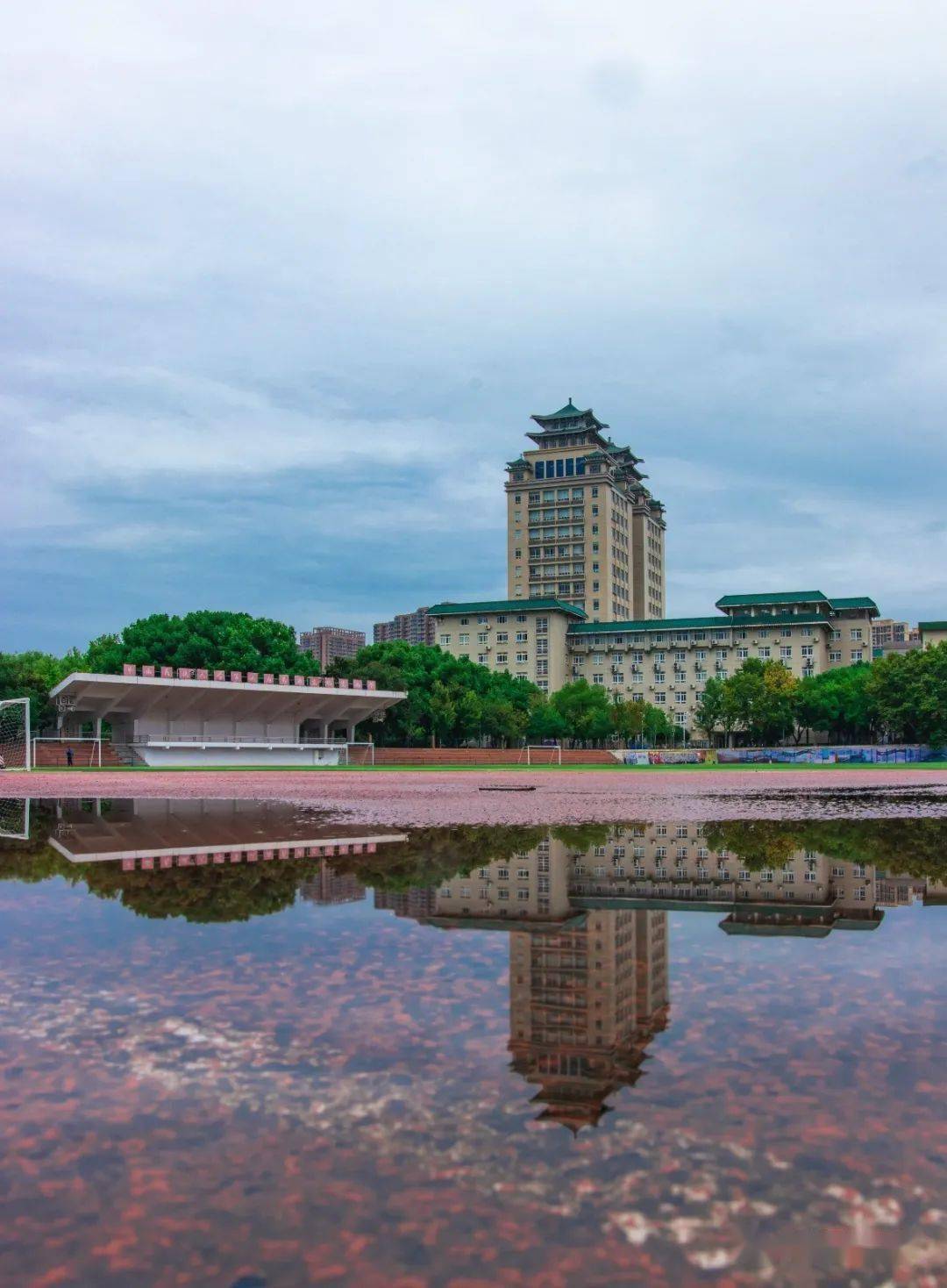 这是中南民族大学第 1937条推送 秋雨霏霏,飘飘洒洒 民大烟雨,丝丝