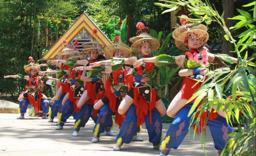 每个瑶族少女要参加3次以上舞火狗活动,方可宣示自己已步入可谈婚嫁的