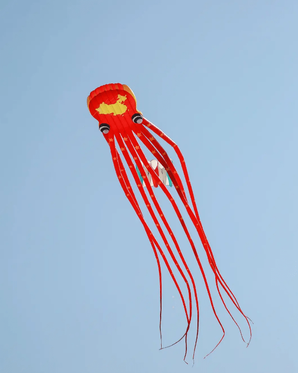 各样的风筝一起飞在天空上在昨天盛大举办一年一度的山东潍坊国际风筝