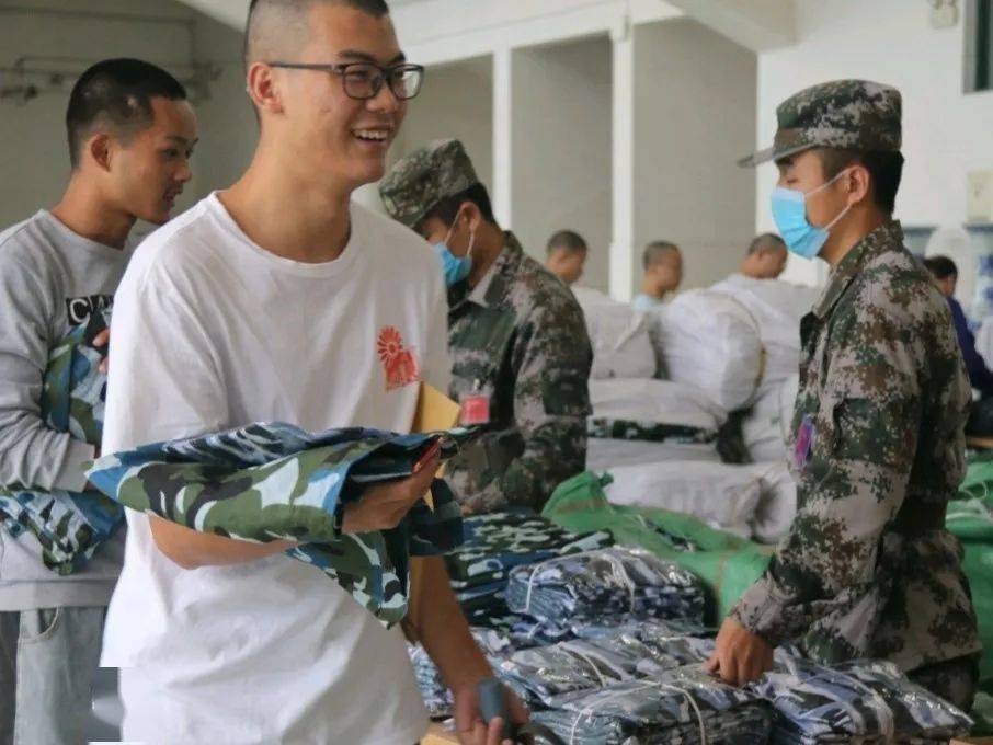 【军训第一天】军训会迟到但一定不会缺席哟!