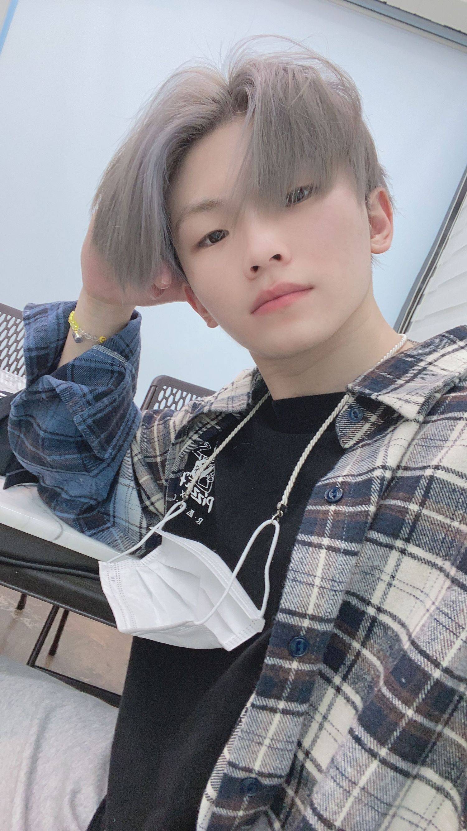 李知勋发自拍了而且还是全新的浅发色