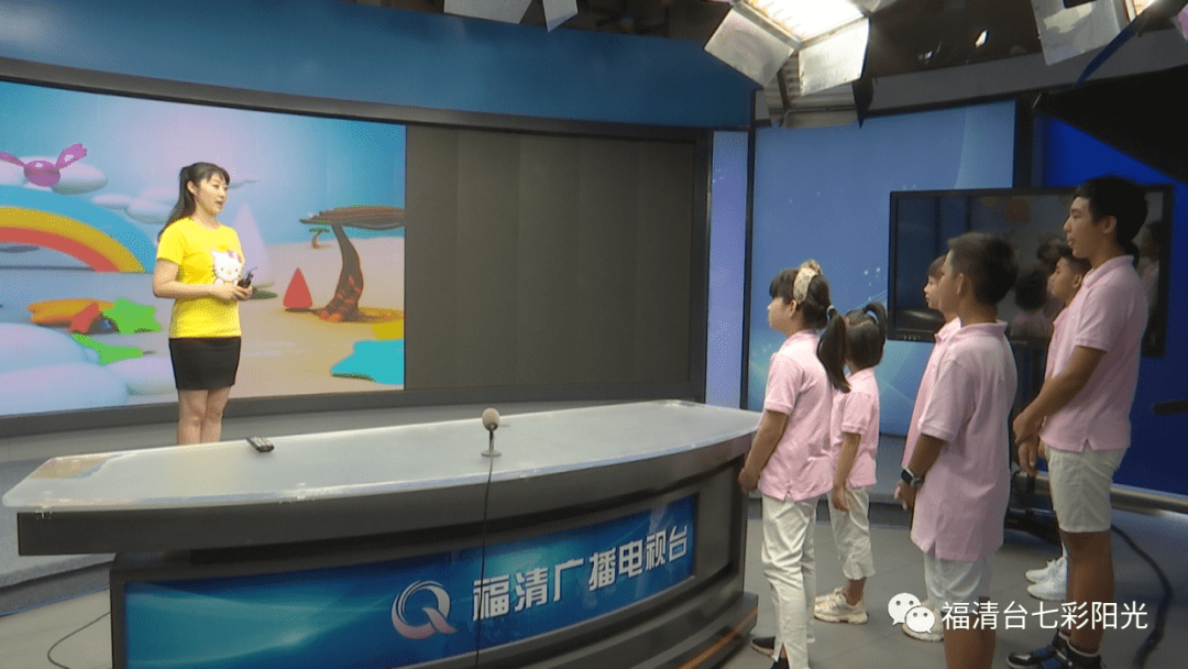 为您播出鑫泰小主持人班学员外景实践课七彩阳光快乐行走进福清电视台