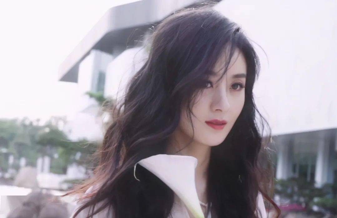 赵丽颖拍绝美大片大波浪长发飘飘侧颜优越低眉浅笑姿态优雅