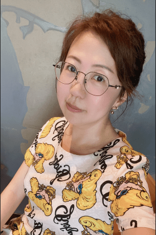 政治老师:曾珊珊您是优雅而神秘的一位老师,复杂的概念和定义,在您