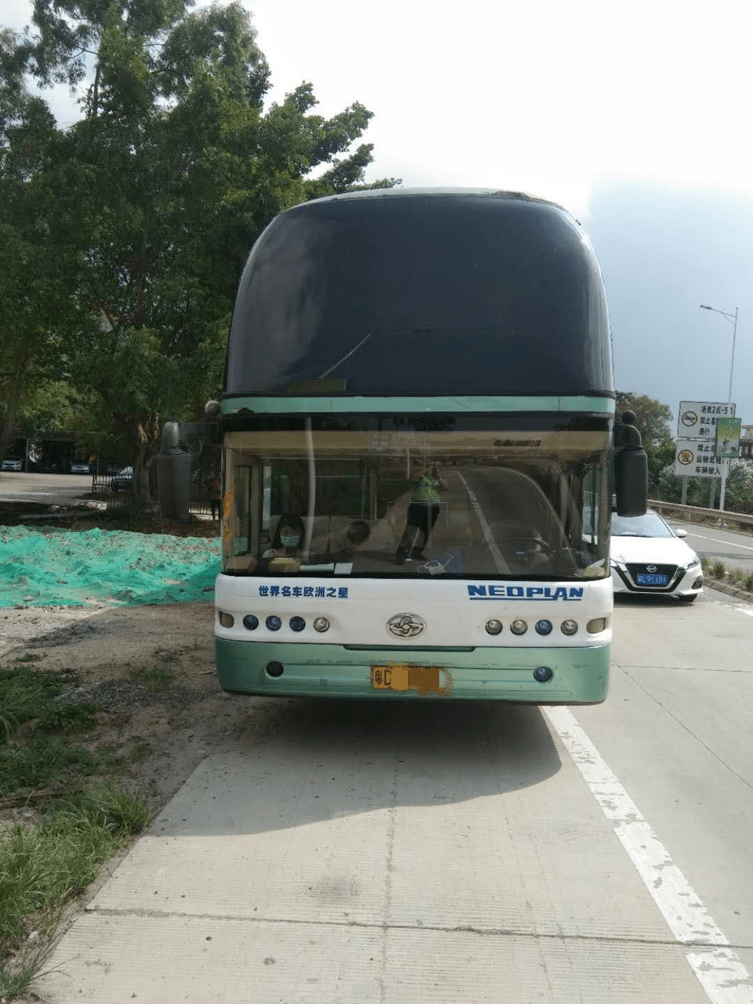 往汕头方向k25公里时,发现一辆粤d牌大客车在最右侧车道压线缓慢行驶