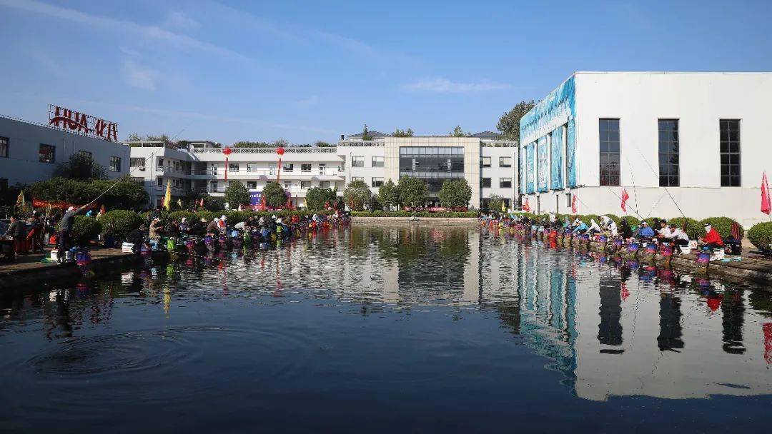 来自周边地区的160名钓鱼爱好者在临沂市白沙埠化绍新钓鱼学校展开了