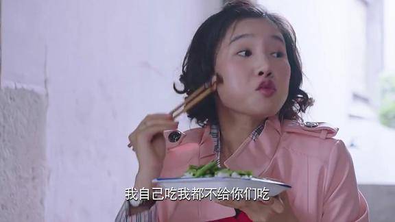 咱家郭娥给艾红母女送饭偷偷把红烧肉全部吃掉下秒简直太逗