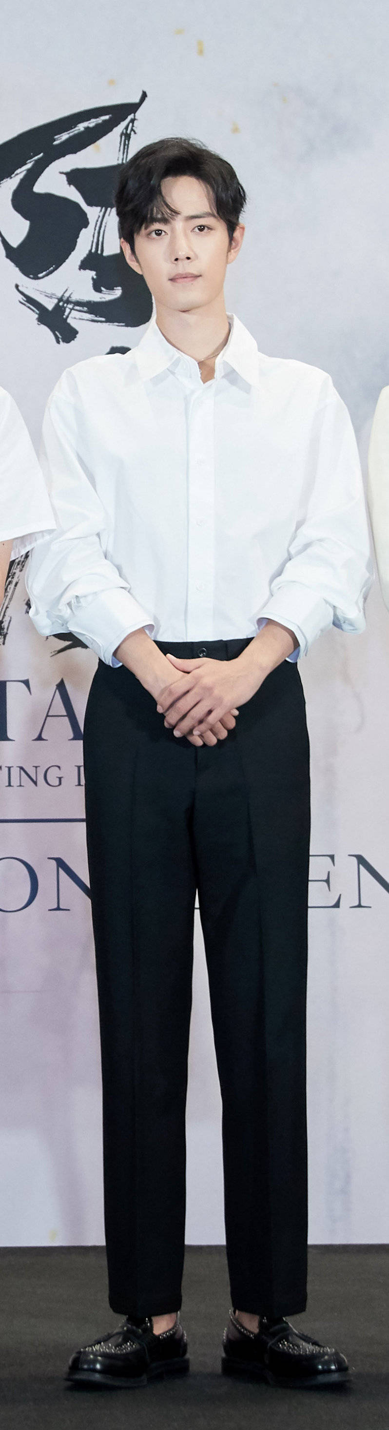 肖战名品长腿大放送 优越比例简直巨兔本兔!