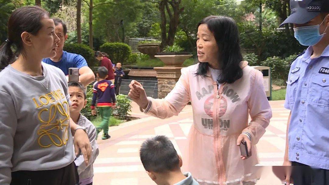 南宁一双胞胎男童在盛天华府被狗咬伤,狗主人回应让人心寒!